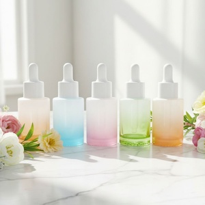 Flacon compte-gouttes en verre coloré de forme ronde plate, vert dégradé, de luxe personnalisé, avec bouchon pipette blanc pour sérum et huile essentielle - Product Image 2