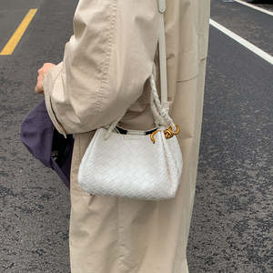 Bolso de mano tipo cubo inclinado de PU impermeable, duradero y de color sólido a la moda para mujer, bolso tote de gran capacidad - Product Image 5