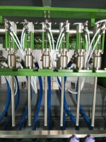 Machine de remplissage entièrement automatique résistante à la corrosion pour nettoyant WC, liquide blanchissant, pesticides corrosifs, produits chimiques acides