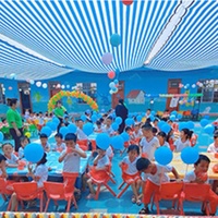 Filet d'ombrage anti-UV utilisé pour l'ombrage de grands sites événementiels en plein air, tels que les parcs aquatiques