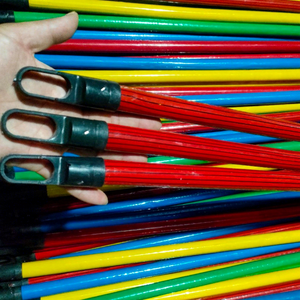 Palos de Escoba de Plástico Coloridos con Conectores Negros para Limpieza del Hogar, Ligeros, Estilo Básico, 45 Pulgadas o Más - Product Image 1