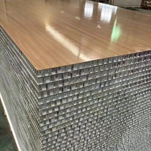 Panneaux alvéolaires légers en aluminium à revêtement PVDF de style traditionnel pour murs et plafonds commerciaux - Product Image 1