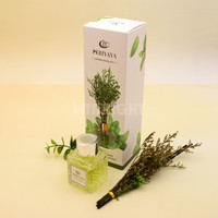 Diffuseur de liquide de couleur claire en relief carré de 50ml à prix bon marché avec bâton de fibre écologique de fleurs séchées