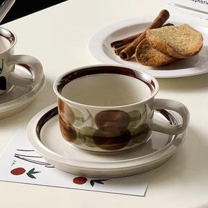Ensemble tasse et soucoupe à café en céramique peintes à la main, motif floral rétro, style vintage finlandais, tasse à latte artistique de haute qualité - Product Image 4