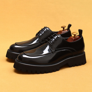 Zapatos formales de negocios versátiles, modernos, cómodos, con suela gruesa y efecto de aumento de altura, aptos para hombres. - Product Image 1