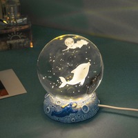 Veilleuse Howlighting avec Boule de Cristal 3D Artistique, K9 à Changement de Couleur, Design Animal Marin, Lampe LED Moderne à Brancher avec Base en Résine