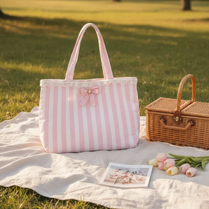 Bolsa <span class=keywords><strong>de</strong></span> Lona Personalizable al por Mayor con Rayas Rosas y Blancas, Lazo y Ribete Festoneado para Viajes - Product Image 4