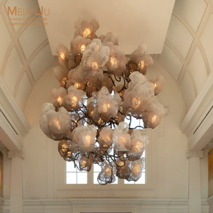 Lustre en fleurs en maille organique de luxe personnalisable, luminaire suspendu en fil métallique tissé à la main pour hall d'hôtel - Product Image 1