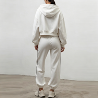 Ensemble de survêtement de luxe personnalisé OEM pour femme : sweat à capuche zippé et pantalon de jogging coupe ample avec lignes contrastées