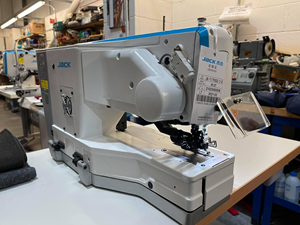 Máquina de Coser Industrial Computarizada Jack 1790 para <span class=keywords><strong>Ojales</strong></span> Rectos en Telas Gruesas, Cuero, Mezclilla y Tejidos para Producción de Prendas - Product Image 3