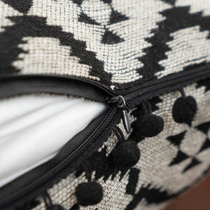 ปลอกหมอนสไตล์โมร็อกโก ลายเรขาคณิตนามธรรม ปักลายโพลีเอสเตอร์ สำหรับตกแต่งบ้าน พร้อมพู่ห้อย - Product Image 2