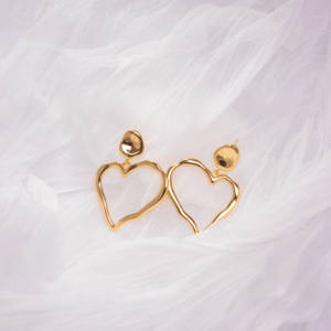 ต่างหูโลหะรูปหัวใจแบบเรโทรทันสมัย เรียบง่าย ไม่สมมาตร ชุบทอง สำหรับสุภาพสตรี เหมาะสำหรับงานปาร์ตี้และวันหยุด - Product Image 3