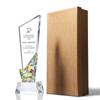 Trophée personnalisé en cristal irisé avec base en diamant gravée pour la reconnaissance des employés lors de galas annuels d'entreprise