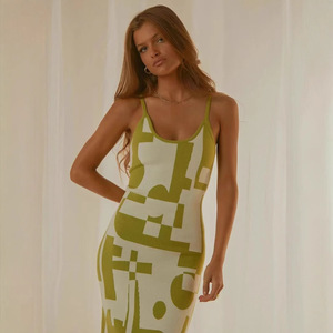 Vestido midi ajustado de punto a cuadros sin mangas y sin tirantes para mujer, ideal para fiestas de verano. - Product Image 2