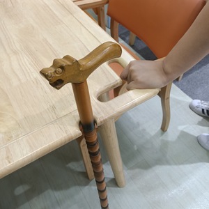 Juego de Mesa y Sillas de Madera Maciza para Personas Mayores Km-Ylz06 para Hogares de Ancianos e Instituciones de Atención Médica - Product Image 3