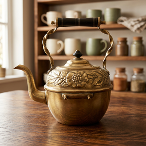 Bouilloire à thé vintage en laiton avec couvercle et poignée, design floral décoratif, pot à eau - Product Image 4