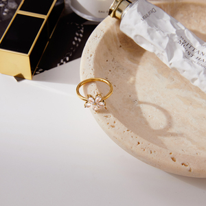 J & D时尚18k金不锈钢五瓣花白色锆石简约女性珠宝戒指 - Product Image 5