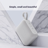 Speaker nirkabel portabel 5W ukuran Mini, Bass dalam Audio tahan debu kain BT komunikasi bertenaga baterai untuk penggunaan luar ruangan