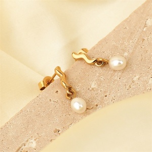 ต่างหูมุกประดับทอง 18k คุณภาพสูง รูปทรงไม่สมมาตร - Product Image 4