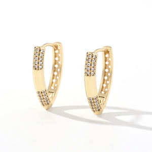2025 fabricant en gros nouveau creux en forme de V 14k cuivre plaqué or incrusté de Zircon vêtements quotidiens boucles d'oreilles en laiton bijoux pour femmes - Product Image 1