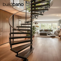 Escalier en colimaçon en acier sur mesure avec marches en chêne blanc et garde-corps en verre pour les intérieurs de villas modernes et luxueuses