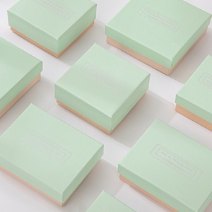 กล่องใส่เครื่องประดับพรีเมียมแบบมีฝาและฐาน พร้อมโลโก้สั่งทำพิเศษ กล่องกระดาษแข็งสำหรับบรรจุภัณฑ์เครื่องประดับ พร้อมถุงกระดาษ - Product Image 3