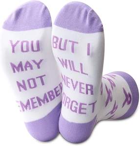 Regalo de concientización sobre el Alzheimer que tal vez no recuerdes, pero nunca olvidaré Calcetines de Cinta Morada - Product Image 2