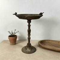 Plateau à fruits multifonctionnel sur pied haut en fer forgé style campagne française vintage, avec décor d'oiseaux, en métal vieilli, pour table
