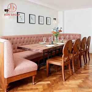 Banquette capitonnée en tissu rose vintage anglais avec table en bois et chaises en bois à imprimé floral pour mobilier de café, boutique ou restaurant - Product Image 3