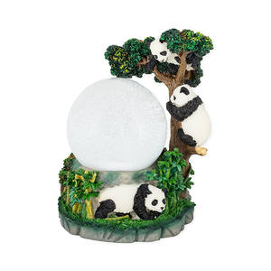 Globo di Neve con Lupo Urlante e Cuccioli in Resina, Scenografia Innevata con Rocce e Glitter - Product Image 2