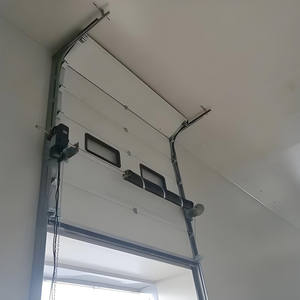 Porte de garage sectionnelle électrique à levage élevé avec fenêtre de visualisation pour les zones de chargement industrielles à usage intensif - Product Image 3