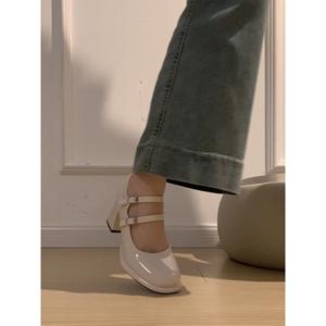 Zapatos de Tacón Alto y Grueso Blancos Versátiles para Mujer, Estilo Británico Francés 2026, Calzado que Combina con Vestidos y Aumenta la Estatura - Product Image 2