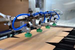 Machine <span class=keywords><strong>d</strong></span>'emballage automatique en papier pneumatique PLC pour boissons gazeuses et eau minérale, emballage <span class=keywords><strong>autour</strong></span> de la boîte, B500 - Product Image 2