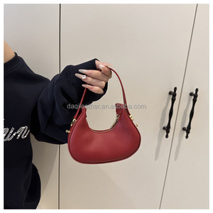 Sac fourre-tout zippé pour femme, style rétro décontracté, design plissé tendance, sac de transport simple à porter à la main, avec chaînes sous les bras - Product Image 3