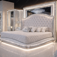 Ensemble de meubles de chambre à coucher modernes pour hôtel/villa : Lit capitonné en tissu européen de luxe avec éclairage LED, armoire miroir et tables de chevet avec rangement