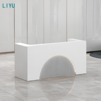Bureau d'accueil moderne en bois blanc avec bande lumineuse LED et comptoir incurvé pour les bureaux, les halls d'accueil, les hôtels et les hôpitaux