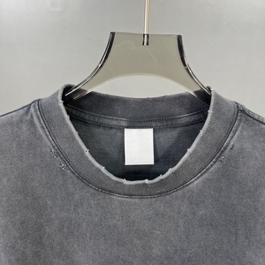 <span class=keywords><strong>T</strong></span>-<span class=keywords><strong>shirt</strong></span> da <span class=keywords><strong>uomo</strong></span> vintage lavata a maniche corte <span class=keywords><strong>con</strong></span> bordi sfrangiati, dettagli strappati e tasca angolare applicata - Product Image 4