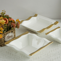 JQY Ensemble d'assiettes carrées élégantes en porcelaine blanche, plats de service de luxe avec bordure dorée, assiettes de présentation pour mariage, assiettes de dîner en céramique