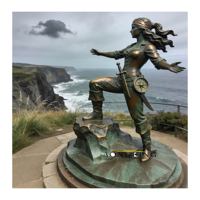 Statue réaliste en laiton bronze de deux lutteurs avec patine verte - Sculpture 3D durable en métal moulé pour l'aménagement paysager commercial