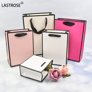 <span class=keywords><strong>Sacchetti</strong></span> della spesa bianchi all'ingrosso della struttura nera con il sacchetto di <span class=keywords><strong>carta</strong></span> della maniglia per i prodotti del Make up dell'etichetta privata per l'imballaggio cosmetico della <span class=keywords><strong>carta</strong></span> - Product Image 3