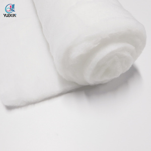 Rouleau d'ouate de polyester lavable collé thermiquement non tissé doux et durable recyclé pour les besoins et les vêtements de courtepointe à la maison - Product Image 1