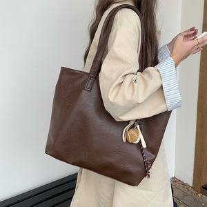 Sac fourre-tout pour femme en cuir souple marron, grande capacité, poche zippée, usage quotidien, automne 2024 - Product Image 1