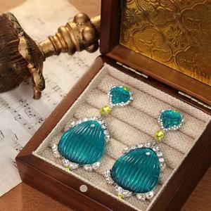 Boucles d'oreilles pendantes de style palais français en vert forêt de diamant de Silver Needle, design long exagéré avec une touche de luxe léger - Product Image 6