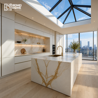 Meubles de cuisine haut de gamme pour penthouse, îlot double cascade Calacatta Gold, puits de lumière, laque ivoire, menuiserie de cuisine sur mesure