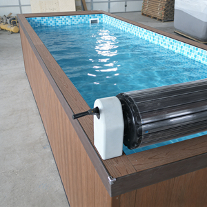 Piscina Divertida con Azulejos de Mosaico Coloridos y Características Interactivas de Juego Acuático - Product Image 3
