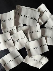 Étiquettes tissées personnalisées de haute qualité pour vêtements, étiquettes de taille imprimées, étiquettes de vêtements personnalisées à logo tissé haute densité pour T-shirts - Product Image 2