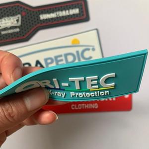 맞춤형 3D 소프트 PVC 로고 열 프레스 엠보싱 실리콘 모자 PVC 아이언 온 자수 벨크로 입체 PVC 고무 패치 - Product Image 1