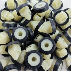 Clips de Expansión de Nylon N10621301 para Reparación de Parachoques, Tapas de Rueda y Paneles de Puerta de Volkswagen y Audi - Product Image 1