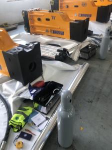 Martillo hidráulico SOOSAN SB81 tipo BOX con kit de carga de gas para excavadoras de 18-26 toneladas para demolición - Product Image 6