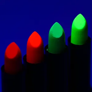 自有品牌化妆品唇膏紫外线霓虹灯在深色唇膏中发光